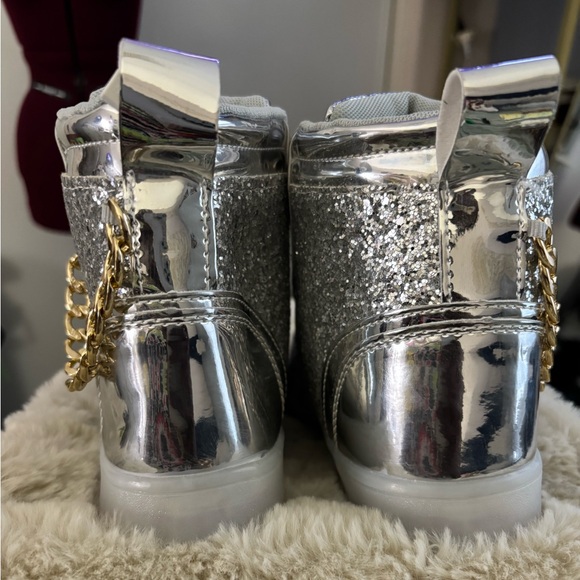 NWOT Silver Glitter High-Top Sneakers w/Gold Chain & 8 light variations, Size 4 - Picture 8 of 10